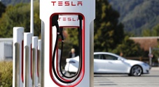 Supercharger Tesla aperti anche ai veicoli di altri brand. Il progetto pilota per stazioni di ricarica si espande anche in Italia