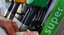 Benzina, in impianti “brandizzati” il prezzo del servito sale fino a 2,042 euro. La verde in modalità self a 1,826 euro/litro