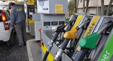 Benzina, il prezzo del self sale a 1,857 euro al litro. Il diesel cala a 1,786 euro al litro