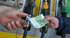 Carburanti, prezzi in aumento: diesel servito oltre i 2 euro. Benzina al self supera 1,7 euro al litro