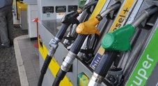 Carburanti, sale ancora prezzo di benzina e diesel. In modalità servito la verde a 2,060 euro/litro