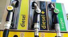 Benzina, ancora rialzi: al self a 1,97 euro, al servito 2,1. Aumenta anche il prezzo del diesel, al fai dai te è a 1,879 euro