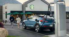 Volvo e Starbucks, alleanza in Usa per ricarica auto elettrica al caffè. Prevista rete colonnine su 2.180 km da Denver a Seattle