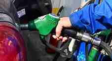 Benzina, prezzi ancora in calo: verde a 1,860 euro al litro. In ribasso anche il diesel, al self è a 1,824 euro al litro