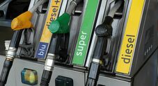Carburanti, prezzi in calo: al self diesel scende sotto 2 euro. Solo il metano sale a 2,24 euro