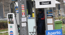 Carburanti, prosegue il vortice degli aumenti: per la benzina il prezzo medio self sale a 1,841 euro. Servito arriva fino a 2,063 euro al litro