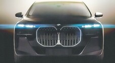 BMW i7, l’e-ammiraglia rivoluziona l’esperienza di viaggio. Con 600 cv e schermo da 31" e risoluzione 8k per cinema a bordo