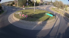 Polonia, automobile “decolla” a una rotonda: l'incidente è impressionante