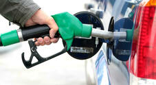 Benzina, Mimit alleggerisce stretta su multe e comunicazioni. Ma i prezzi dei carburanti sono in salita