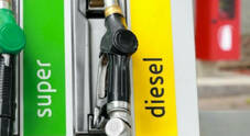 Diesel torna a costare meno della benzina, al self è a 1,857 euro. Il prezzo della verde è a 1,864 euro al litro