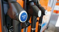 Benzina, eliminando i 15 cent delle accise il risparmio medio è di soli 11 euro al mese
