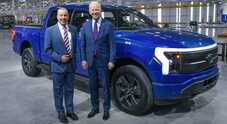 Usa, Biden presenta piano da 2,8 mld di dollari per sviluppare produzione batterie auto elettriche