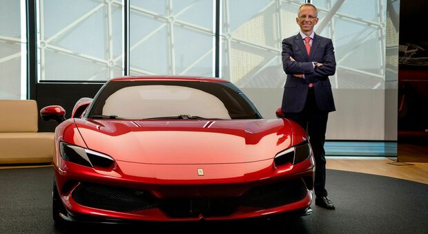 Benedetto Vigna il Ceo della Ferrari con un bolide di Maranello