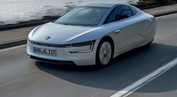 La Volkswagen XL1 impegnata nei primi chilometri di prova nelle strade svizzere intorno a Ginevra