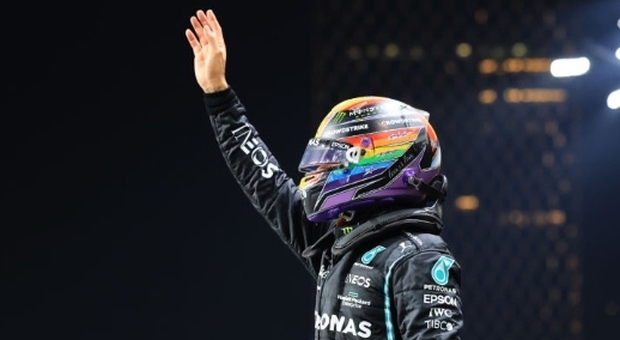 Lewis Hamilton festeggia dopo aver conquistato la pole position in Arabia Saudita