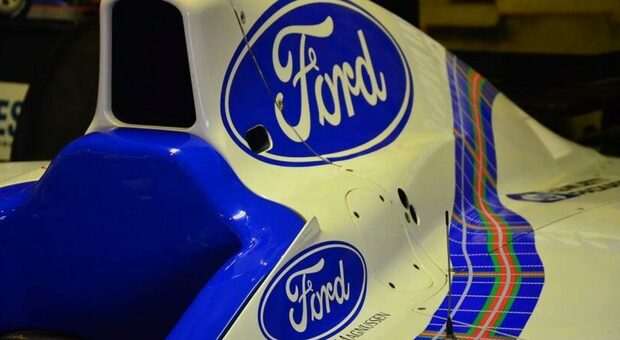 Il logo Ford su una monoposto