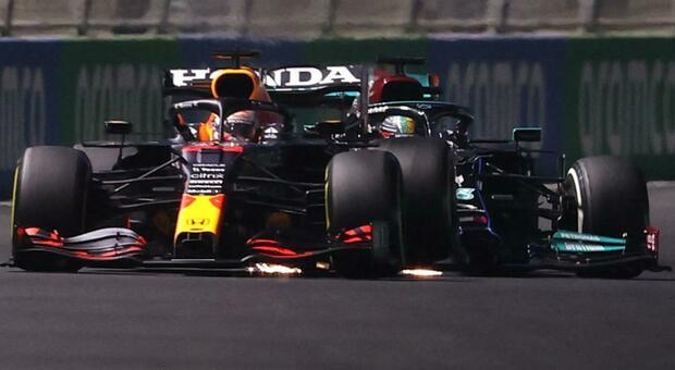 Verstappen frena davanti ad Hamilton in rettilineo che lo tampona