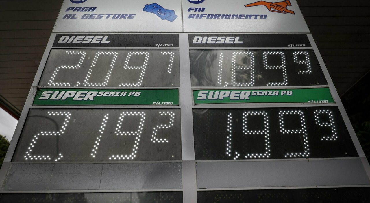 I prezzi di benzina e diesel in un distributore