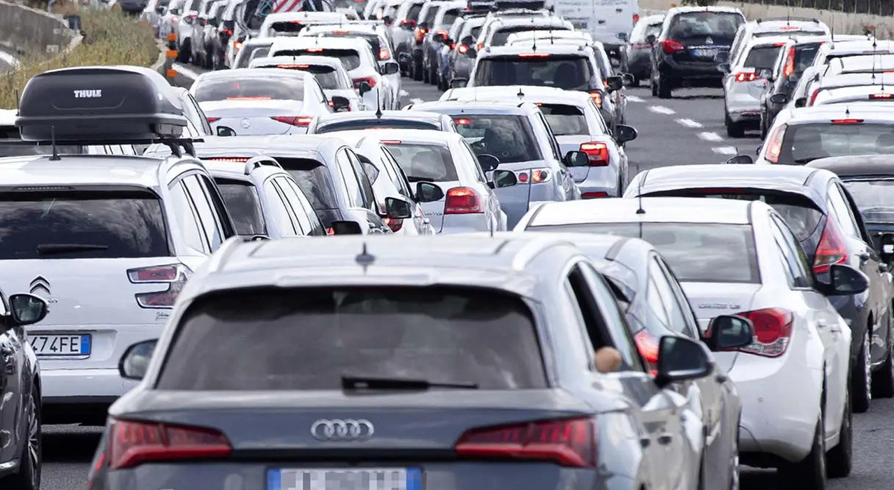 Traffico in città. L età media delle 38.808.000 vetture che circolano sulle strade italiane è salita a 12,2 anni
