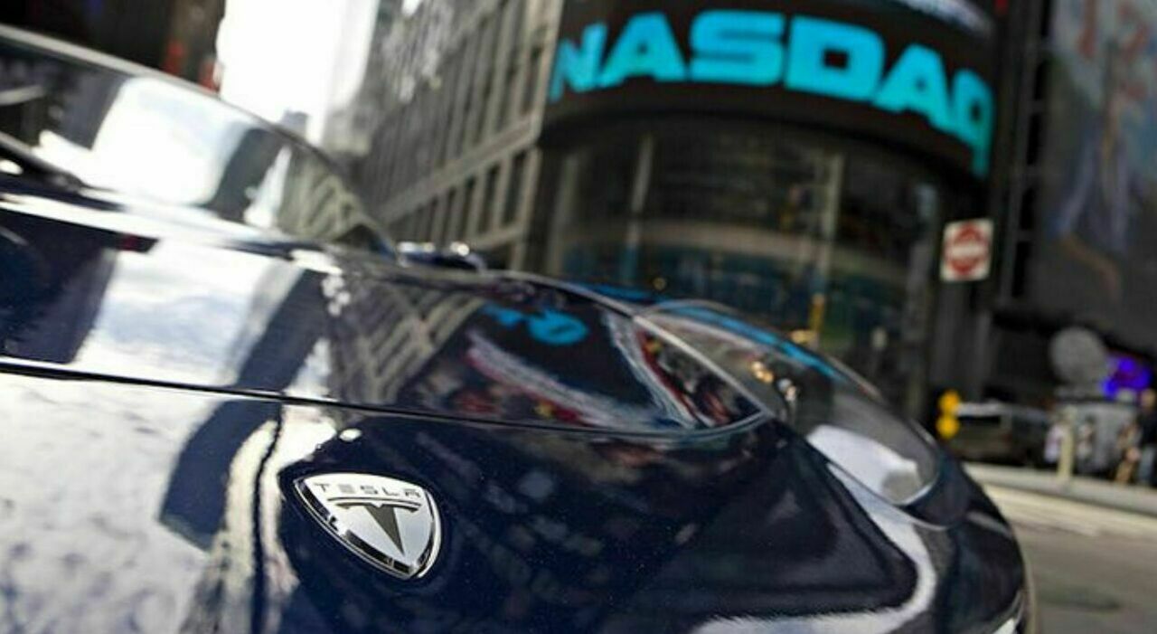 Una Tesla davanti al Nasdaq di New York