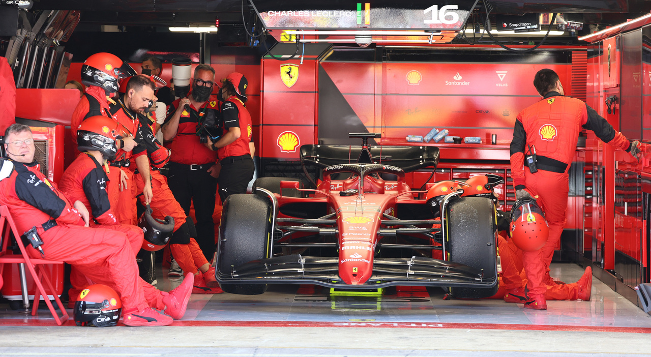 Nella foto, la Ferrari di Leclerc dopo il ritiro nel GP di Spagna