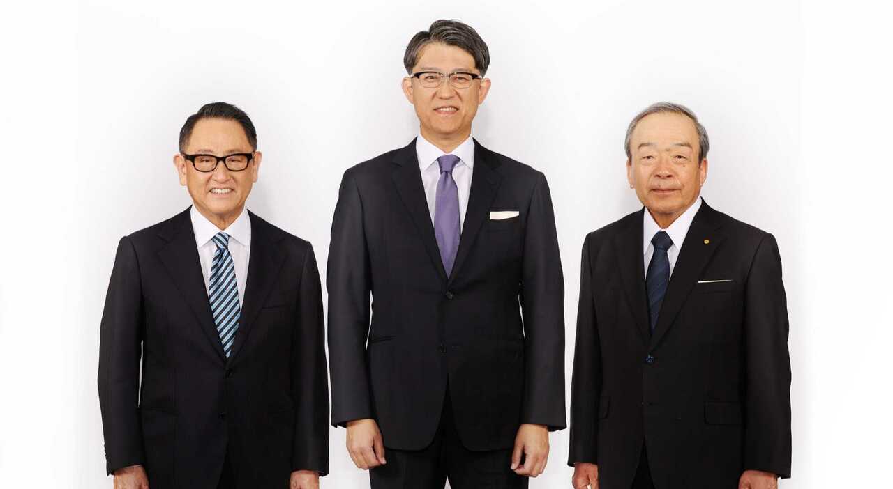 Al centro il 53enne Koji Sato che prenderà il posto di Akio Toyota (a sinistra). A destra Takeshi Uchiyamada, attuale direttore del CdA e il padre della Prius, di cui è previsto a l addio