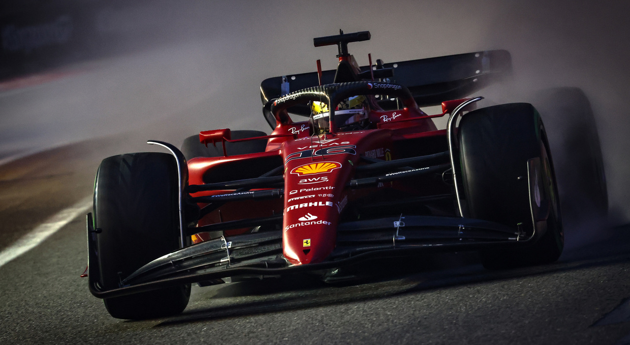 GP Singapore, qualifica: Leclerc e la Ferrari in pole, Sainz quarto, Verstappen ottavo dopo l'errore della Red Bull