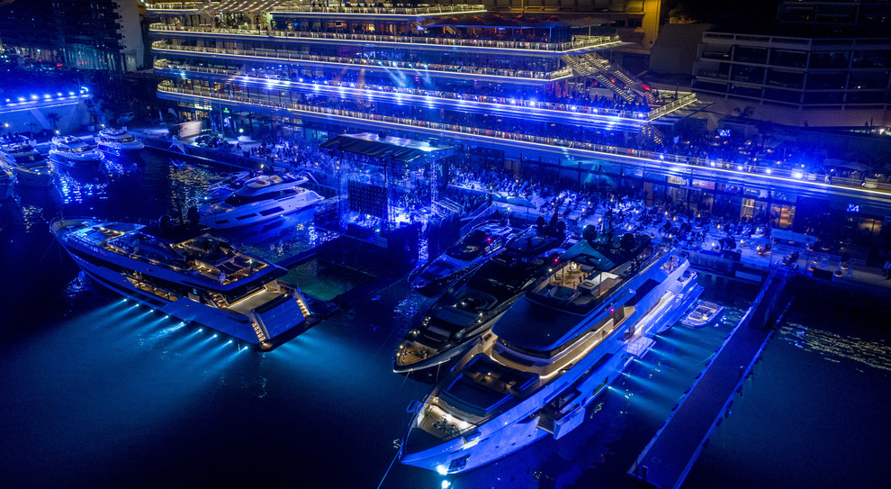 Una suggestiva panoramica del concerto di Sting nella scintillante cornice dello Yacht Club di Monaco