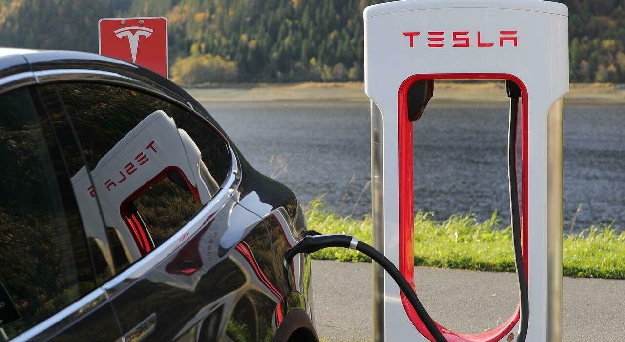 Una colonnina Supercharger di Tesla