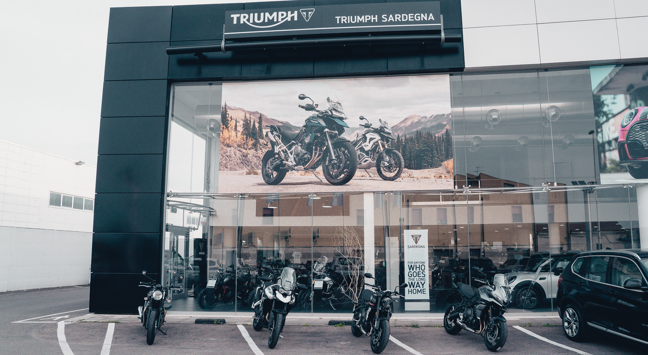 L'esterno del dealer di Sassari di Triumph Motorcycles, appena inaugurato da PimaxCar Group