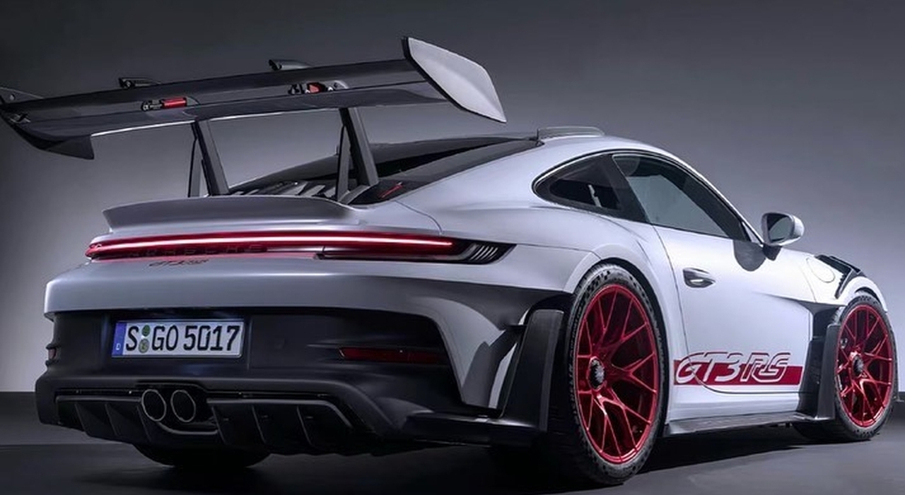 Il posteriore impressionante della Porsche 911 GT3 RS che evidenza il mostruoso alettone