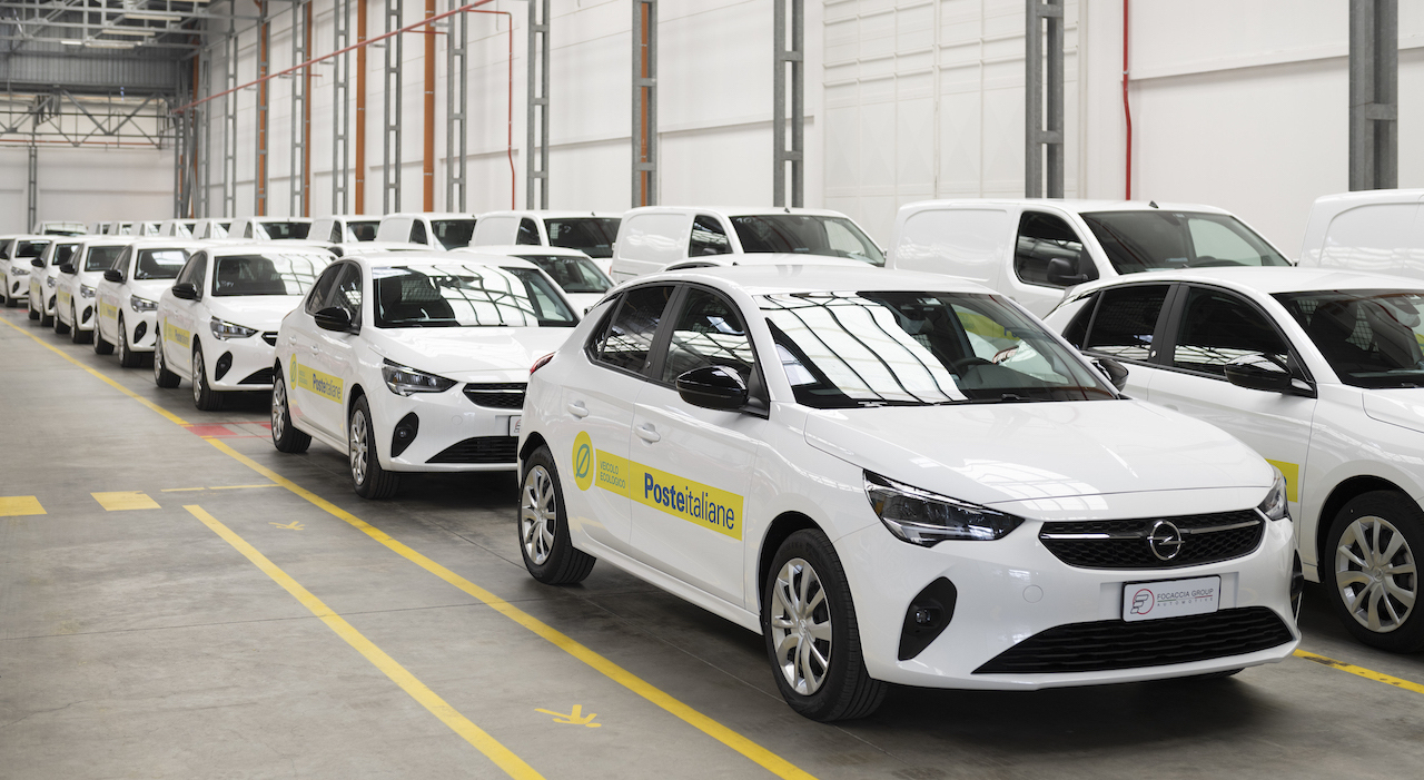 Alcuni dei veicoli a Marchio Opel consegnati a Poste Italiane