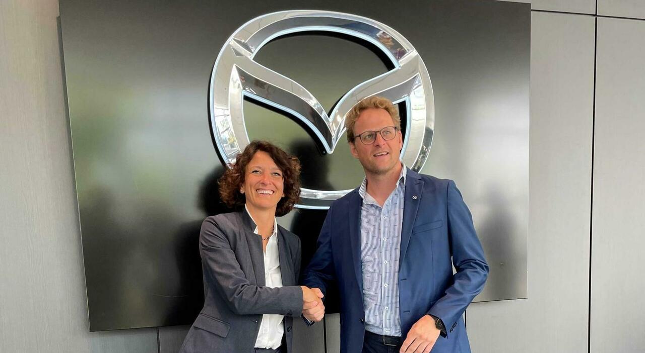 Marcella Merli, ceo della branch Fca Bank Belgium e Tim Bosmans, Managing Director di Mazda Motor Belux