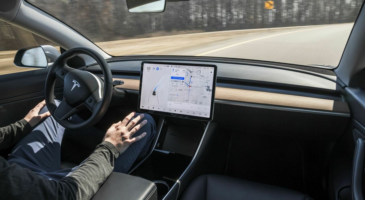 Il sistema Autopilot di Tesla in azione