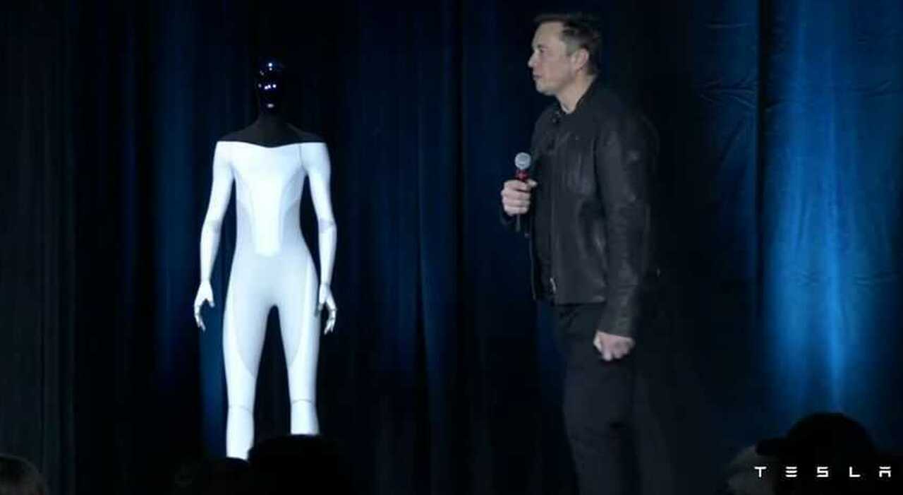 Elon Musk durante la presentazione del Tesla Bot