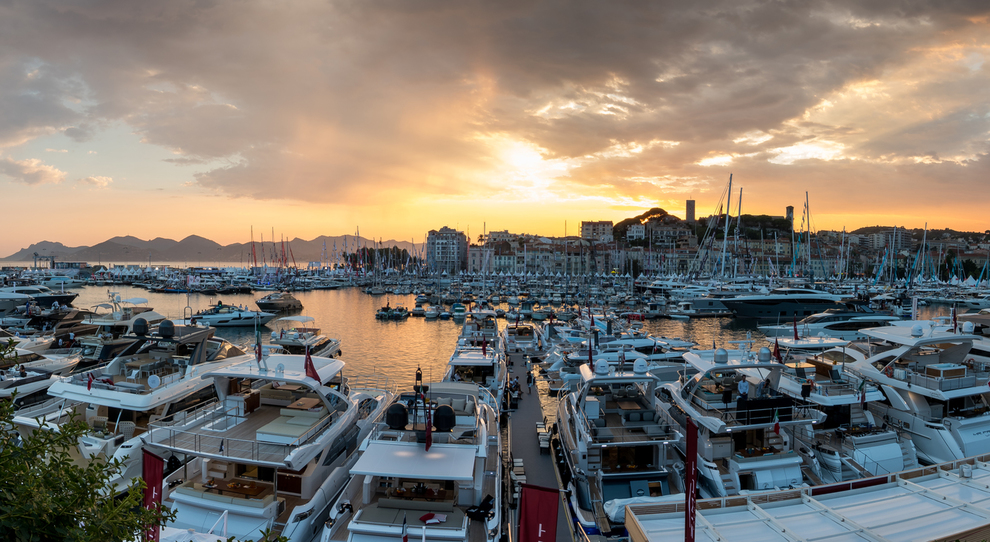 Una panoramica del porto di Cannes