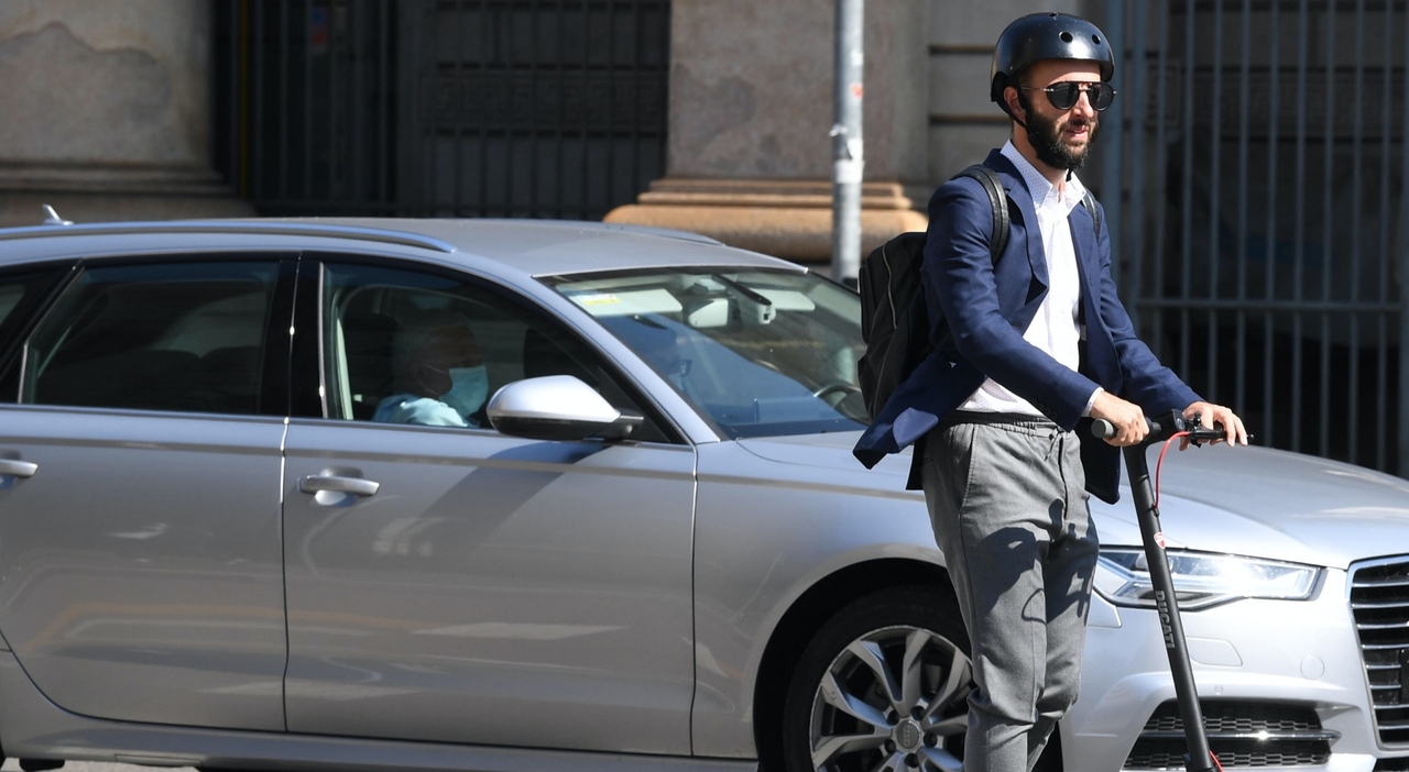 In monopattino con il casco obbligatorio, a Firenze c'è l'ordinanza comunale