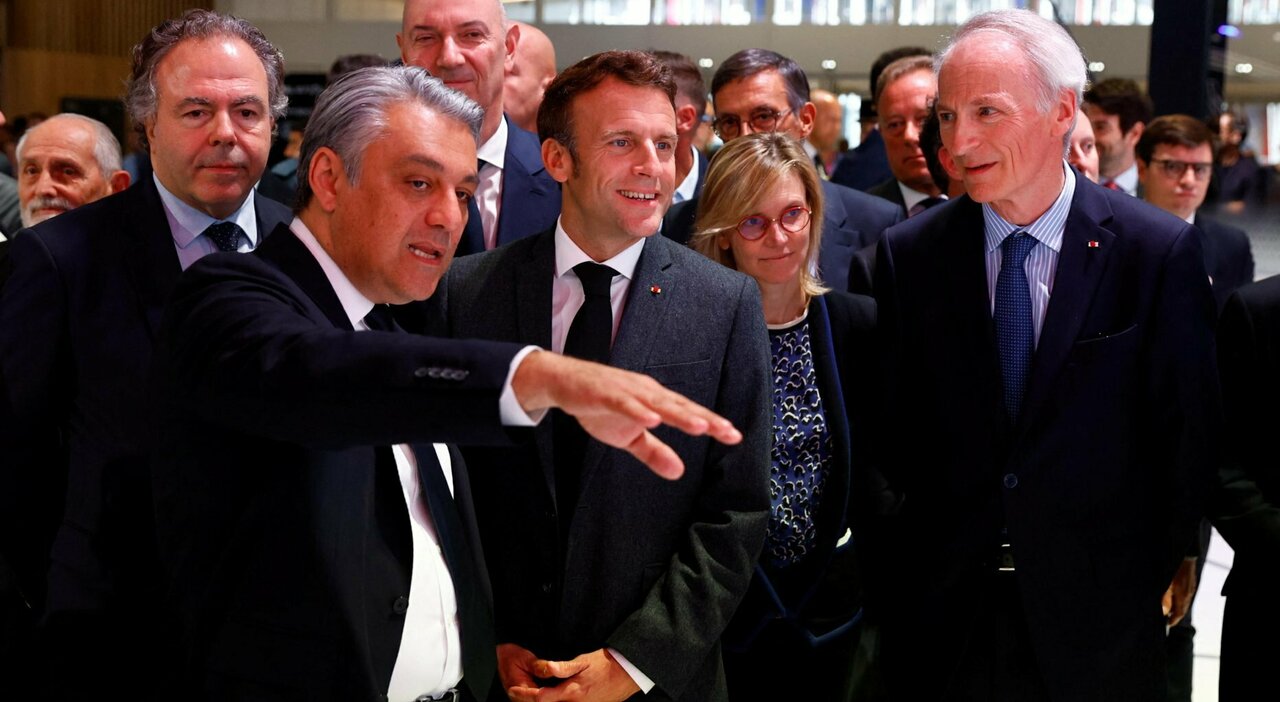 Il ceo di Renault Group Luca De Meo con il presidente francese Macron al Salone di Parigi
