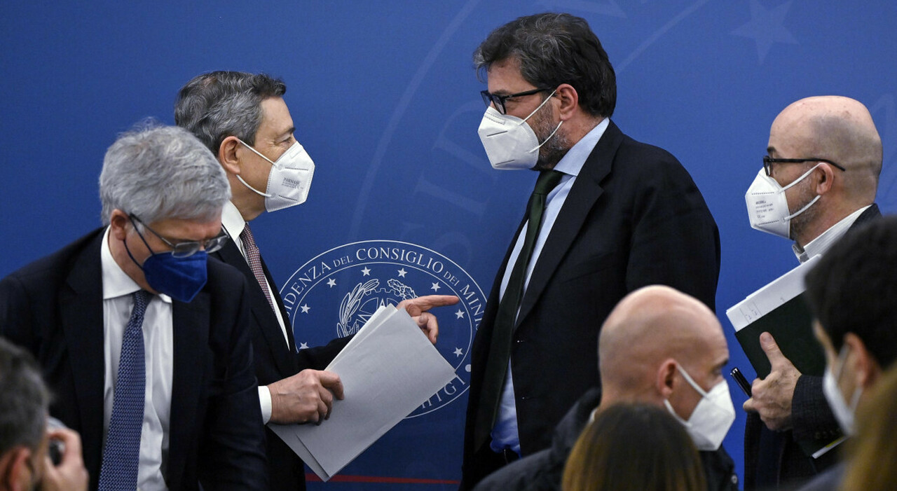 Il ministro Giorgetti con il Presidente del Consiglio Draghi