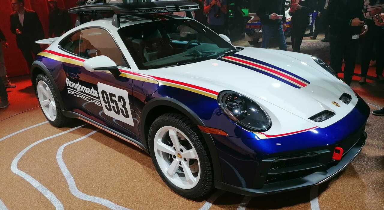 La Porsche 911 Dakar ad assetto rialzato, fino a 190 millimetri di spazio libero da terra, è stata svelata alla vigilia del Los Angeles Auto Show
