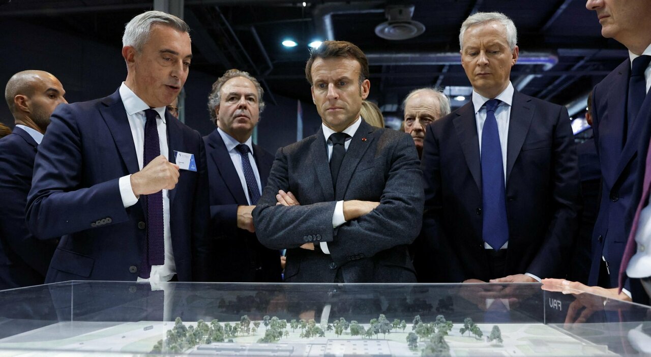 Il presidente Macron e Bruno Le Maire, ministro francese dell Economia, al Salone dell'auto di Parigi