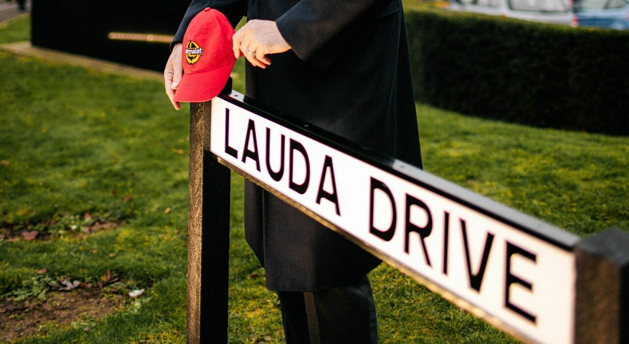 La strada nel cuore del campus tecnologico della Mercedes a Brackley è stata ribattezzata in onore del tre volte campione del mondo Niki Lauda