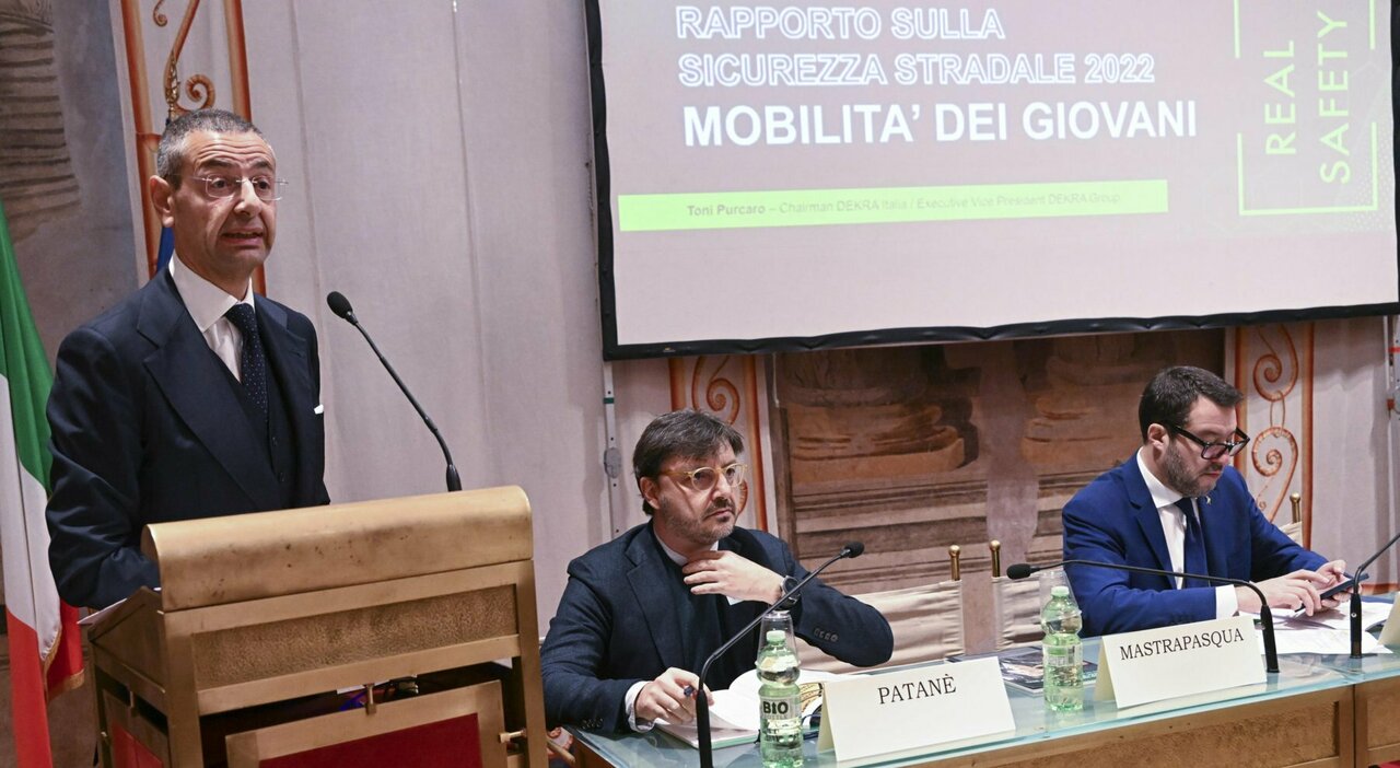 Da sinistra Toni Purcaro, presidente DEKRA Italia, Eugenio Patanè, assessore Trasporti e Mobilità Roma ed il ministro delle Infrastrutture e Trasporti, Matteo Salvini, nel corso della presentazione del Rapporto DEKRA sulla sicurezza stradale 2022
