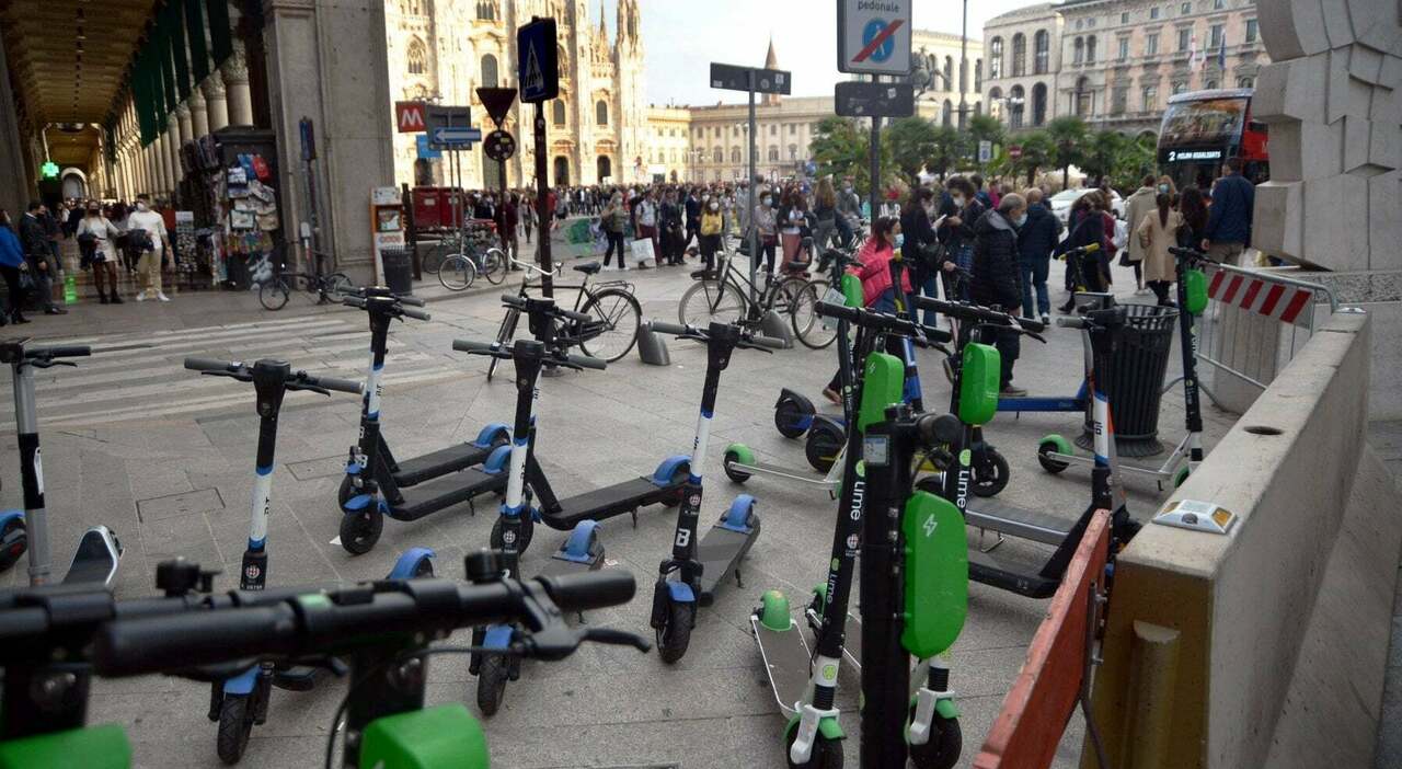 Monopattini parcheggiati in maniera selvaggia a Milano