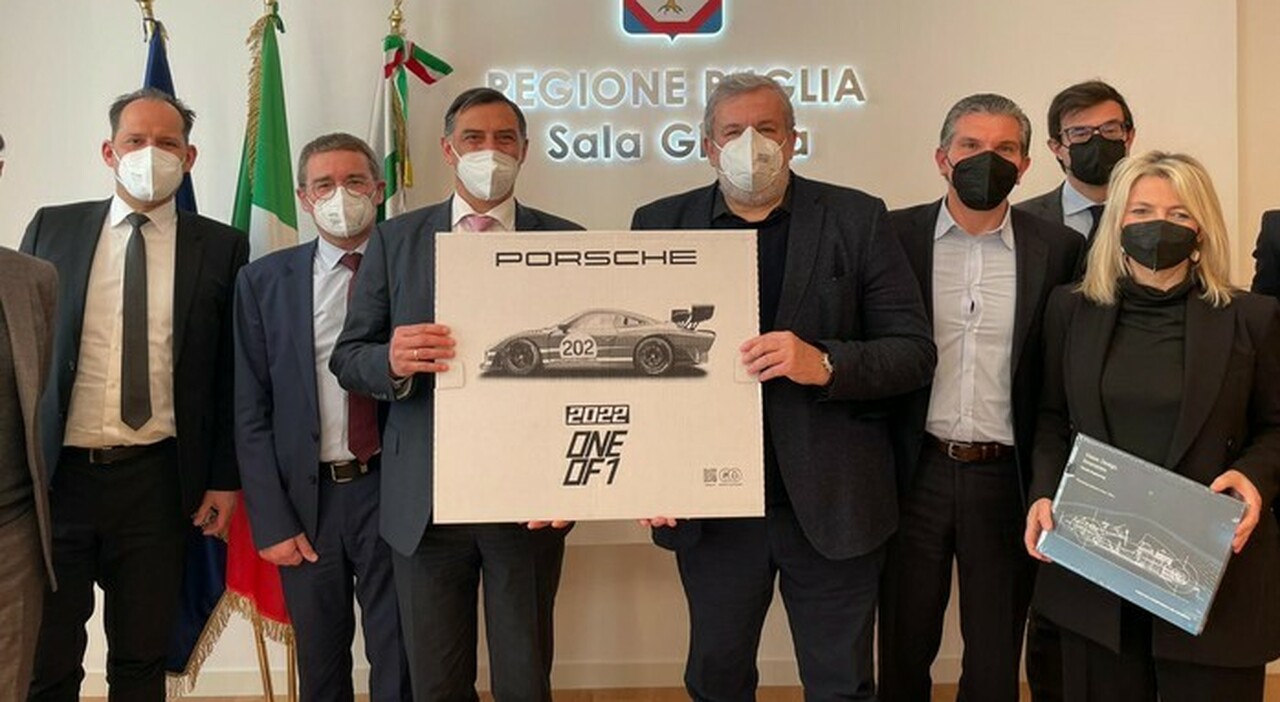 Michael Steiner, direttore Ricerca e Sviluppo e membro del board Porsche AG e il presidente della Regione Puglia, Michele Emiliano.