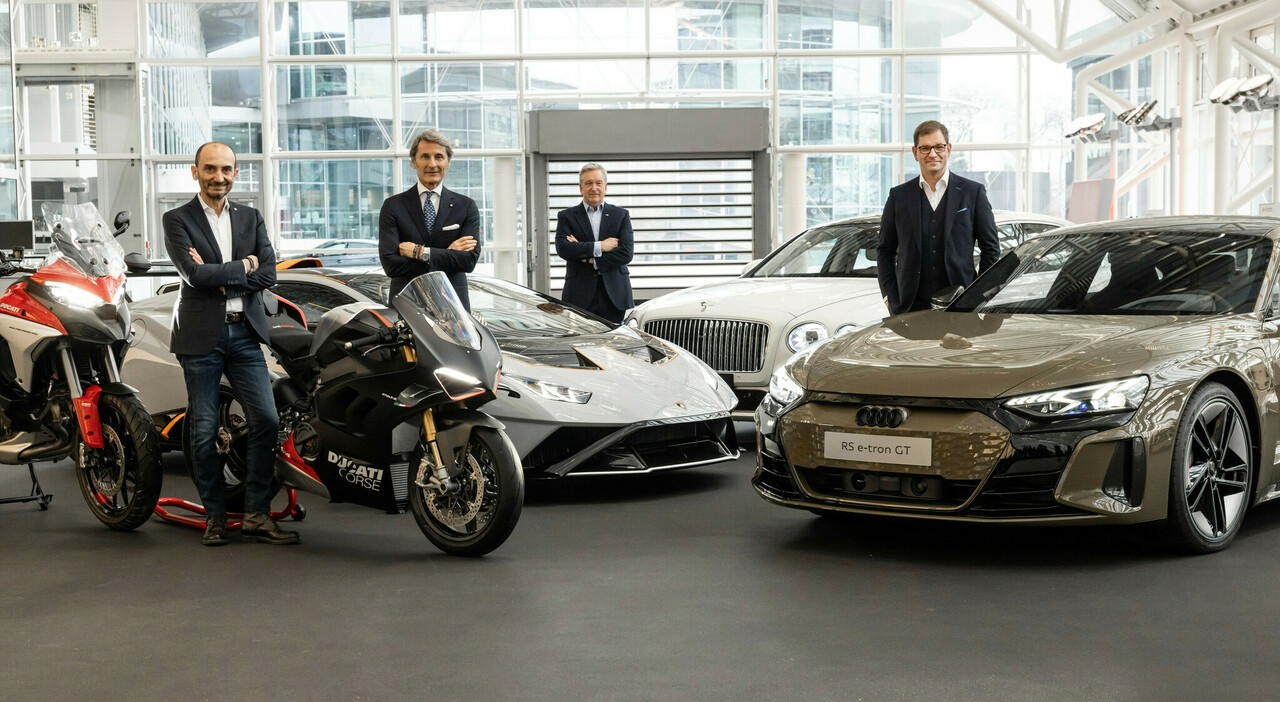 Il ceo di Audi Markus Duesmann (a dx) con da sinistra Claudio Domenicali ad Ducati e Stephan Winkelman ceo di Lamborghini. Sullo sfondo al centro Adrian Hallmark, ceo di Bentley Motors