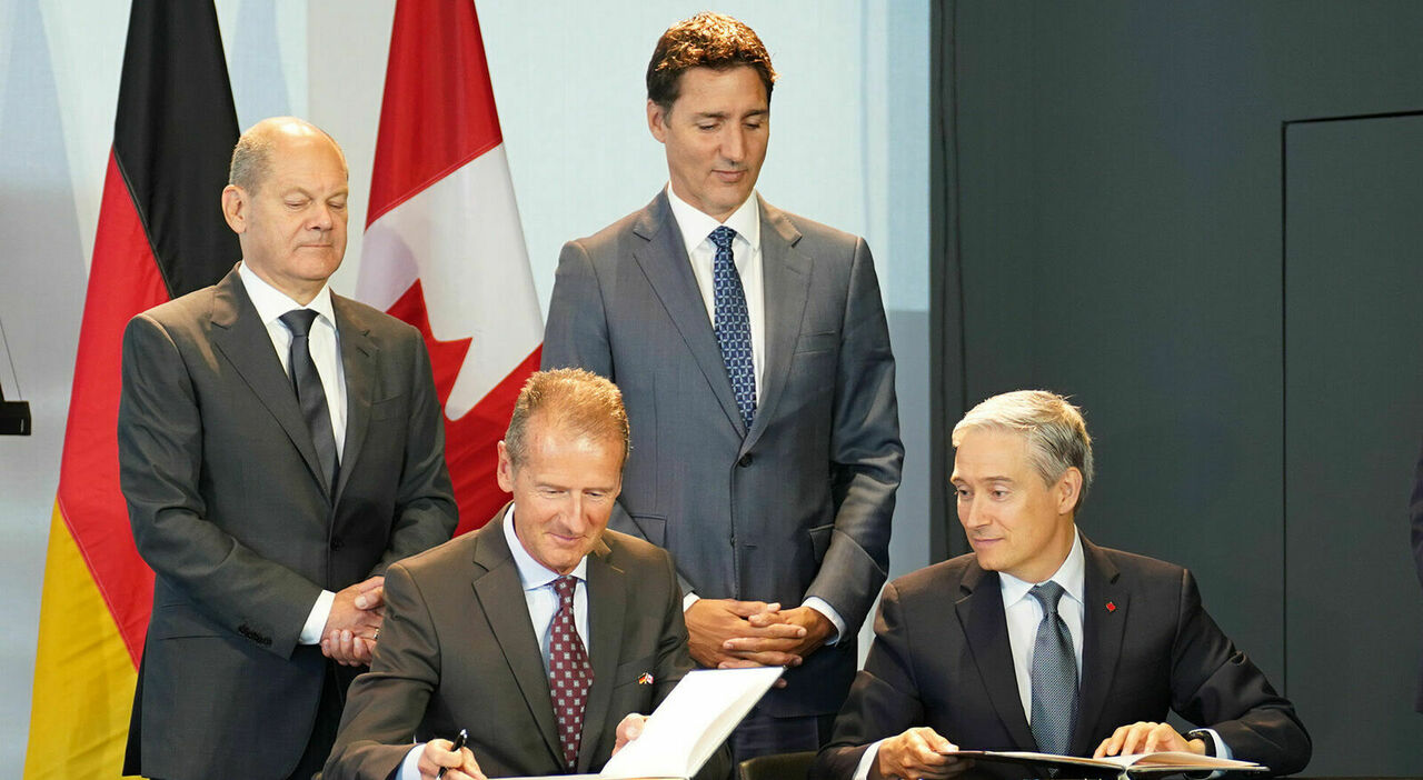 La firma del concordato dal Ceo di VW Herbert Diess e dal ministro canadese dell Innovazione, della scienza e dell industria, Francois-Philippe Champagne, alla presenza del cancelliere tedesco Olaf Scholz e del primo ministro canadese Justin Trudeau