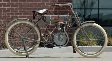 Harley-Davidson del 1908 venduta a 935mila dollari, è record. E' un modello Strap Tank, ne restano una decina al mondo