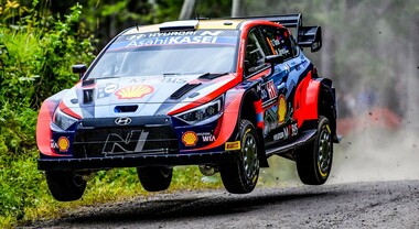 Tänak (Hyundai) ancora al comando del Rally di Finlandia, ma Rovanperä (Toyota) ha dimezzato il ritardo