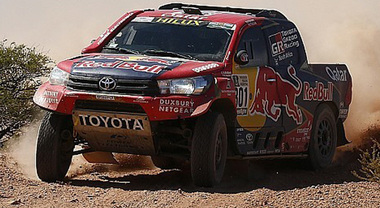 Al-Attiyah costretto al ritiro, Toyota perde il pilota di punta. Le Peugeot sempre in testa